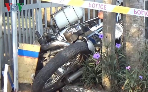 Chiếc xe mô tô của CSGT bị xe đối tượng tông