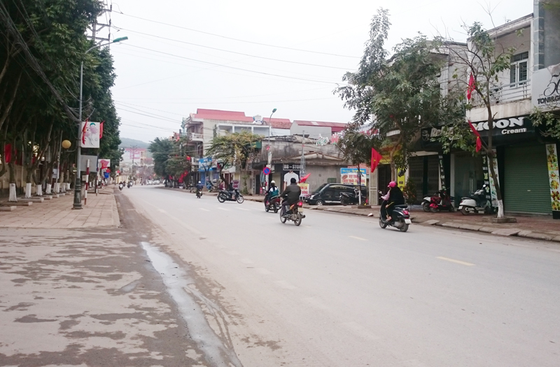 Các tuyến phố chính của huyện Vân Đồn luôn được chỉnh trang,  đảm bảo vệ sinh môi trường