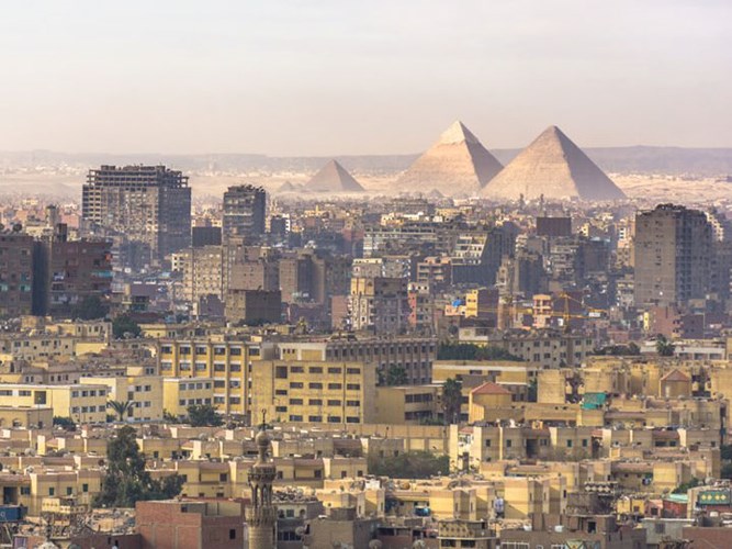   Cairo, Ai Cập: Tháng 3 là thời điểm mùa đông ở Cairo bắt đầu kết thúc, thời tiết trở nên đẹp hơn và giá vé máy bay cũng giảm. Nằm ngoài ngoại ô thành phố, kim tự tháp Giza, tượng Nhân Sư cùng các điểm khảo cổ học nổi tiếng ở Dahshur, Memphis, và Saqqara sẽ cuốn hút du khách hơn.