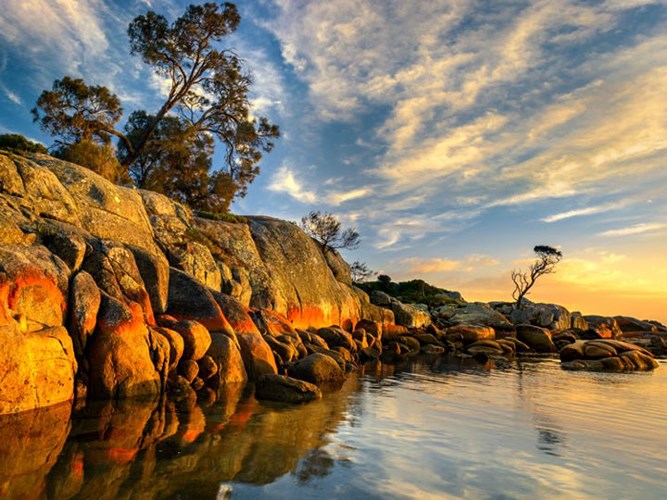   Tasmania, Úc: Vùng Tasmania nổi bật với cảnh quan thiên nhiên hùng vĩ, bờ biển, rừng rậm và núi non... Tháng 3 đúng vào thời điểm cuối mùa du lịch ở Tasmania, và cũng vào cuối hè nên nhiệt độ chỉ khoảng 21 độ C. Du khách hãy dành thời gian nhiều hơn để khám phá được những khu vực khác nhau của đảo. 