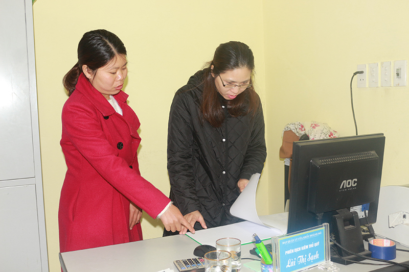 Lãnh đạo huyện Bình Liêu (bên phải) kiểm tra đột xuất việc chấp hành giờ giấc làm việc tại Cửa khẩu Hoành Mô (Bình Liêu)  sau tết nguyên đán 2018