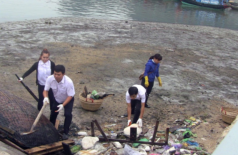 CBNV BQL VHL và lực lượng chức năng trên địa bàn thành phố thường xuyên ra quân thu gom rác thải BVMT ven bờ VHL.