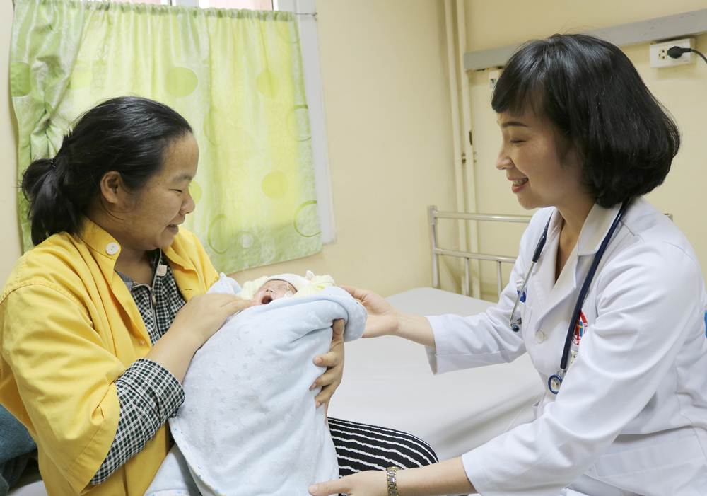Bác sỹ CKI Nguyễn Thị Ngọc Diệp, Trưởng Khoa Nhi, Bệnh viện Việt Nam-Thụy Điển Uông Bí, hướng dẫn cho gia đình chăm sóc bệnh nhi bị thoát vị bẹn.