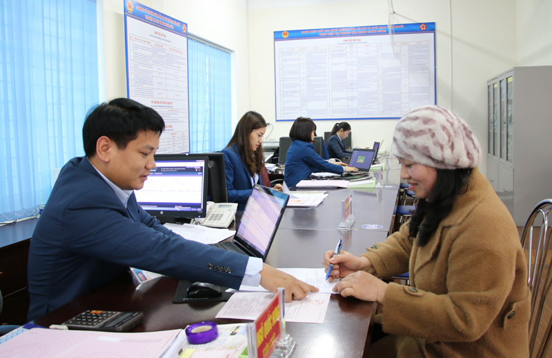 Cán bộ Trung tâm HCC TP Uông Bí hướng dẫn người dân giải quyết thủ tục hành chính. (Ảnh: Nguyễn Dung)