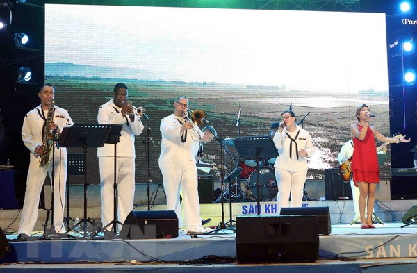 Các nhạc công, ca sỹ của Ban nhạc Hạm đội 7 Hải quân Hoa Kỳ và nghệ sỹ Việt Nam biểu diễn chung tại đêm giao lưu. (Ảnh: Trần Lê Lâm/TTXVN)