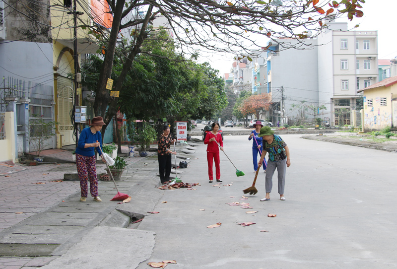 Hội viên, phụ nữ phường Hồng Hải thường xuyên tham gia hoạt động dọn vệ sinh khu phố.