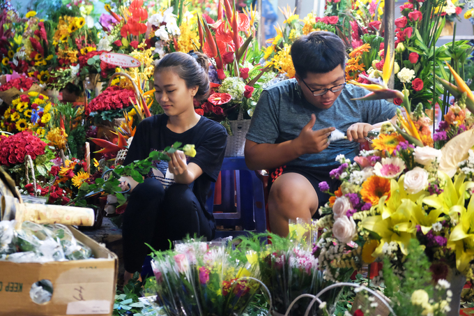 Là trung tâm cung cấp hoa sỉ lẻ lớn nhất TP HCM, chợ hoa Hồ Thị Kỷ quận 10 đã có một đêm 7/3 nhộn nhịp đến tận sáng.