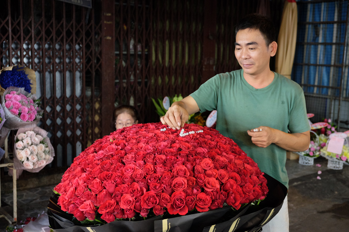Đóa hoa khổng lồ được kết bằng 1.000 cành hồng được một người đặt trước đang dần hoàn tất lúc 2h sáng.