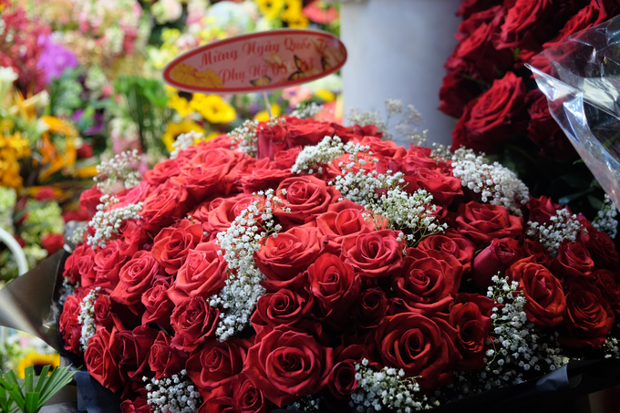 Theo các chủ shop hoa, hồng là loại hoa có giá cao nhất trong dịp 8/3.