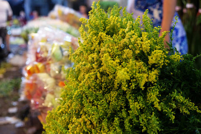 Các loại hoa phụ kiện cũng được bày bán rất nhiều, với giá tương đối thấp.