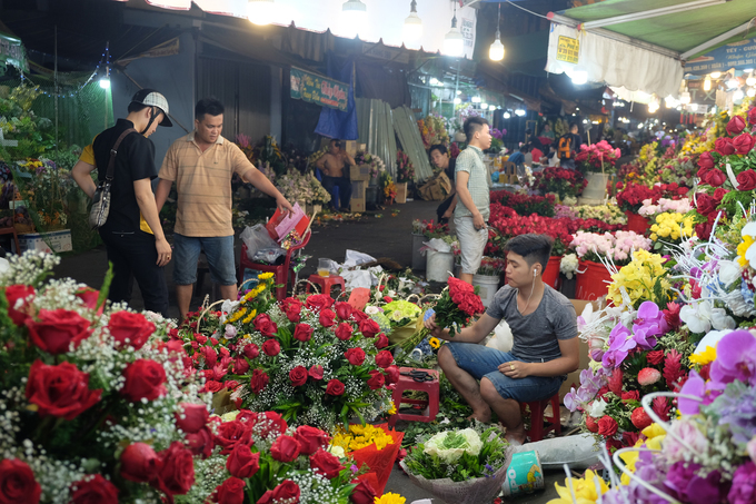 Càng gần sáng, chợ hoa càng nhộn nhịp.