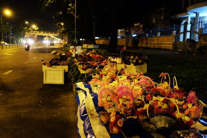 Gần 4h, hoa đã bày thành dãy trên đường hoa Nguyễn Văn Cừ, chờ bình minh ngày 8/3.