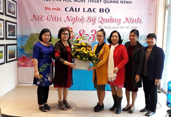 Lãnh đạo Hội VHNT Quảng Ninh chúc mừng Ban Chủ nhiệm CLB.