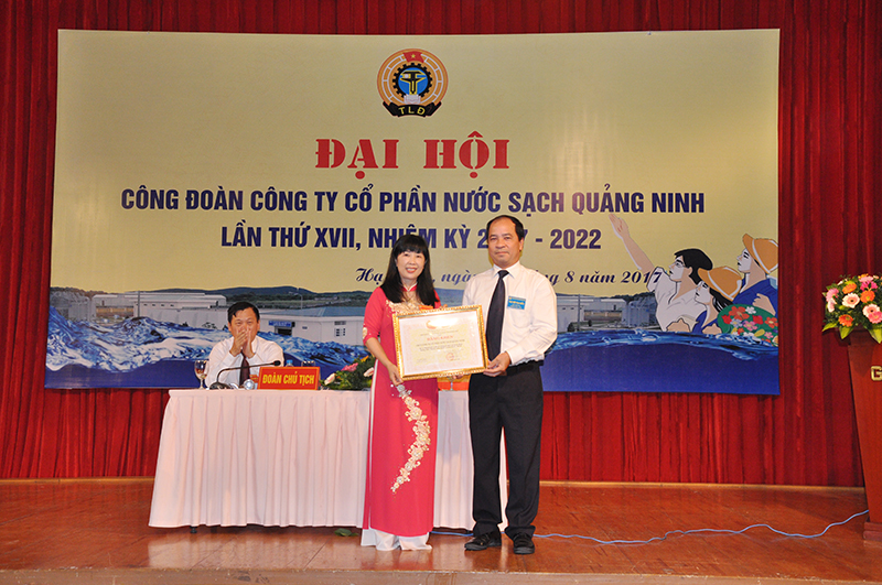 LĐLĐ tỉnh tặng bằng khen cho Công đoàn Công ty CP nước sạch Quảng Ninh có thành tích xuất sắc trong nhiệm kỳ 2012-2017
