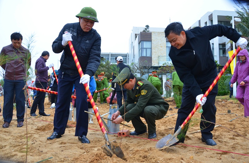 Lãnh đạo TP Hạ Long tham gia phát động Tết trồng cây trên đảo Tuần Châu để cải tạo môi trường tự nhiên