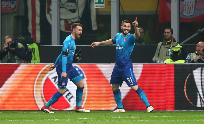  Các cầu thủ Arsenal ăn mừng bàn thắng vào lưới AC Milan. Ảnh: REUTERS