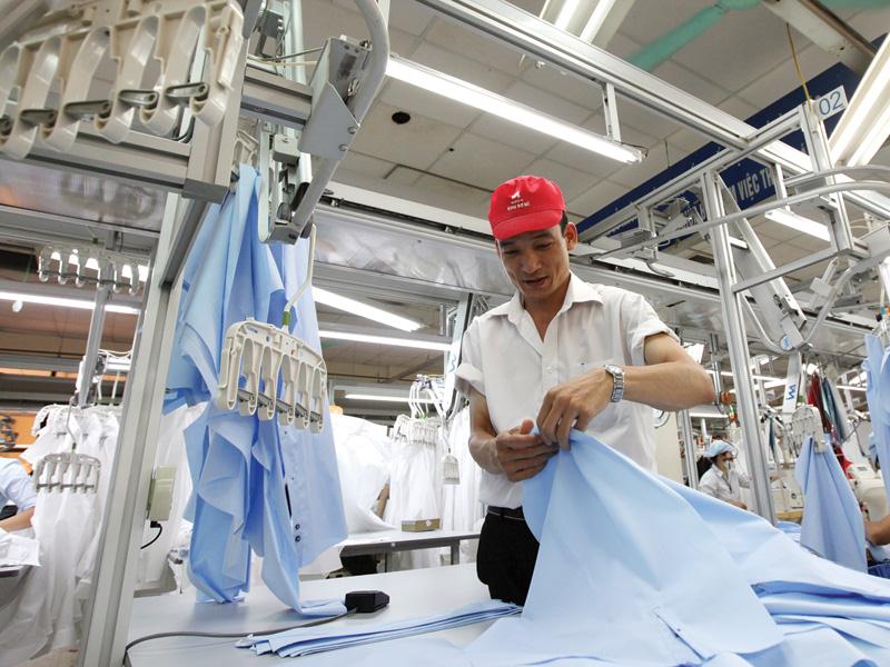 Ngay khi CPTPP có hiệu lực, Canada sẽ giảm 42% thuế với sản phẩm dệt may Việt Nam. Trong ảnh: Xưởng sản xuất áo sơ mi của Công ty May 10.