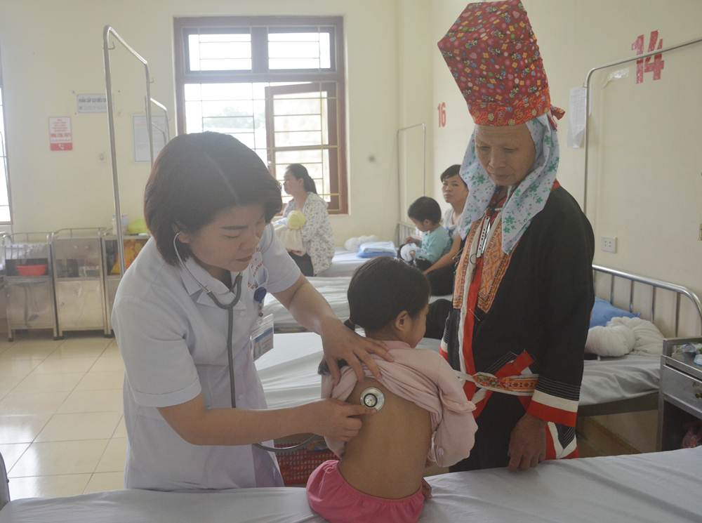 Bác sỹ tại TTYT huyện Tiên Yên đang khám bệnh cho bệnh nhi.