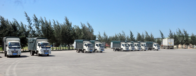 Xe tải nhỏ của các doanh nghiệp Trung Quốc qua lối mở bốc xếp hàng hóa tại Cảng ICD Thành Đạt trong ngày 9/3.