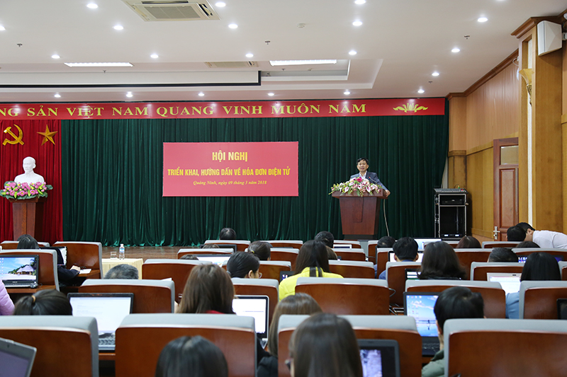 Đồng chí Mai Chiến Thắng, Phó Cục trưởng Cục thuế tỉnh phát biểu tại hội nghị triển khai hướng dẫn về hóa đơn điện tử.