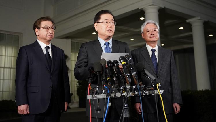 Cố vấn an ninh Quốc gia Hàn Quốc Chung Eui-yong (giữa) họp báo bên ngoài tòa nhà Cánh Tây Nhà Trắng ở Washington, D.C. Ảnh: AFP/Getty Images