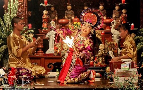 Thực hành tín ngường thờ Mẫu Tam phủ là một trong những thành tố rất đặc sắc của văn hóa Việt Nam.Nguồn: VNP