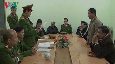 Cơ quan Công an đọc lệnh bắt đối với 2 cựu cán bộ xã Yên Tiến
