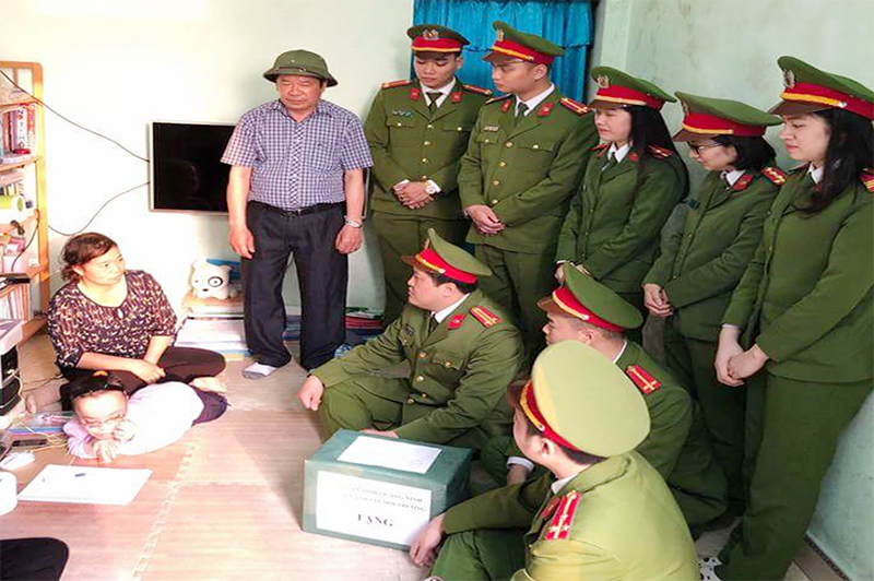 Đoàn đến thăm, tặng quà gia đình em Nguyễn Thị Thương, trú tại tổ 37, khu 3, phường Cao Xanh, TP Hạ Long.