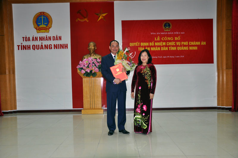 Đồng chí Nguyễn Thúy Hiền, Ủy viên Ban cán sự Đảng, Phó Chánh án TANDTC trao quyết định bổ nhiệm cho đồng chí Đặng Phúc Lâm