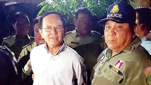 Ông Kem Sokha bị cảnh sát Campuchia bắt giữ. (Ảnh: Báo Bưu điện Phnom Penh)
