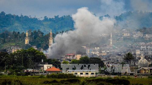 Khói bốc lên trong cuộc giao tranh giữa quân đội Philippines và phiến quân tại Marawi ngày 16/9/2017. Ảnh: AFP/TTXVN