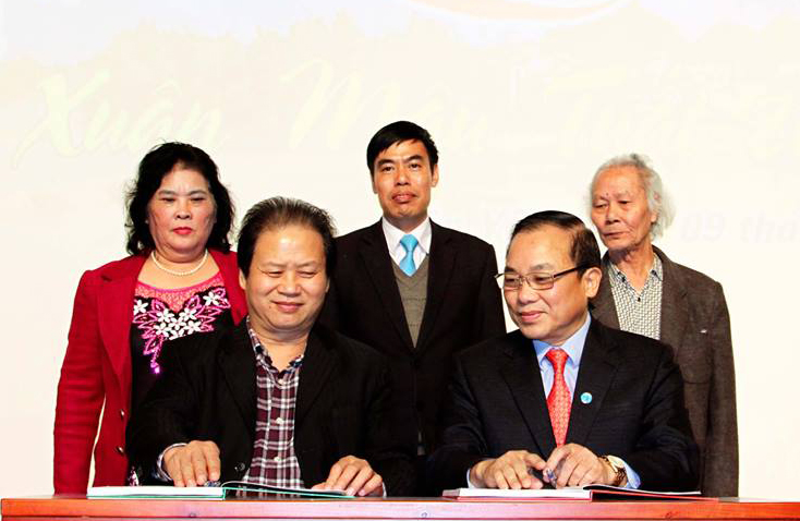 Lãnh đạo huyện và Hội VHNT Quảng Ninh thực hiện nghi thức khai bút đầu xuân.