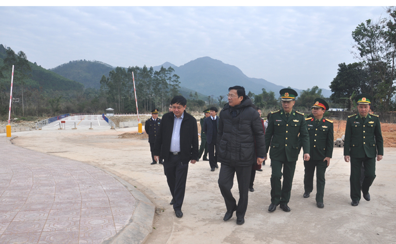 Bí thư Tỉnh ủy Nguyễn Văn Đọc kiểm tra đường thông quan tạm tại xã Hoành Mô.
