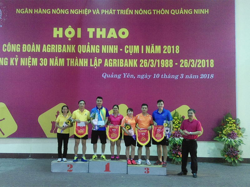 Lãnh đạo Agribank Quảng Ninh trao giải nhất đôi nam nữ bộ môn cầu lông cho vận động viên Agribank Mạo Khê