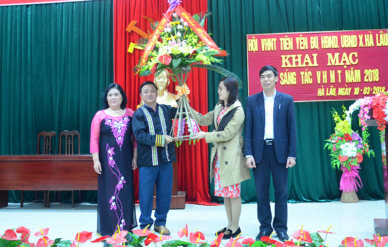 Lãnh đạo Hội VHNT Quảng Ninh tặng hoa chúc mừng ban tổ chức trại sáng tác.