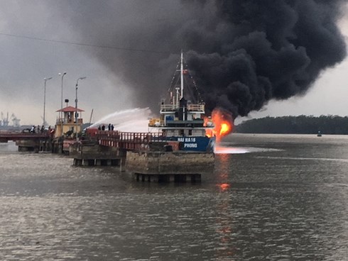 Tàu bốc cháy khi đang cập cảng tiếp nhiên liệu. Ảnh: Văn Huy