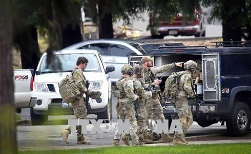 Cảnh sát Mỹ làm nhiệm vụ tại hiện trường vụ nổ súng bắt giữ con tin ở Yountville ngày 9/3. Ảnh: AP/TTXVN