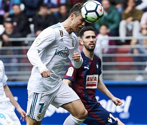Ronaldo đón bóng rồi tung cú đánh đầu thoải mái ghi bàn thứ hai.