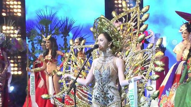 Cũng trong đêm thi này, các thí sinh có màn trình diễn trang phục dân tộc. Hương Giang tiếp tục gây ấn tượng với bộ trang phục nặng 55kg vô cùng hoành tráng, ấn tượng.