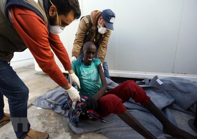 Người di cư tại căn cứ hải quân ở Tripoli, Libya ngày 19/2 vừa qua sau khi được cứu trên biển. (Nguồn: THX/TTXVN)