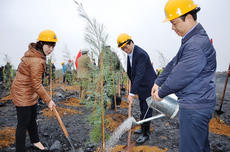 Các đồng chí lãnh đạo TP Cẩm Phả tham gia hưởng ứng Tết trồng cây năm 2018. Ảnh: Bạch Dương (Đài Cẩm Phả)