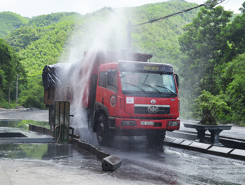 Xe vận tải than rửa tại trạm rửa xe tự động của Công ty CP thương mại và dịch vụ than Uông Bí