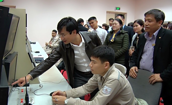 Lãnh đạo TP Uông bí kiểm tra hệ thống cấp số liệu quan trắc môi trường tại Công ty nhiệt điện Uông Bí