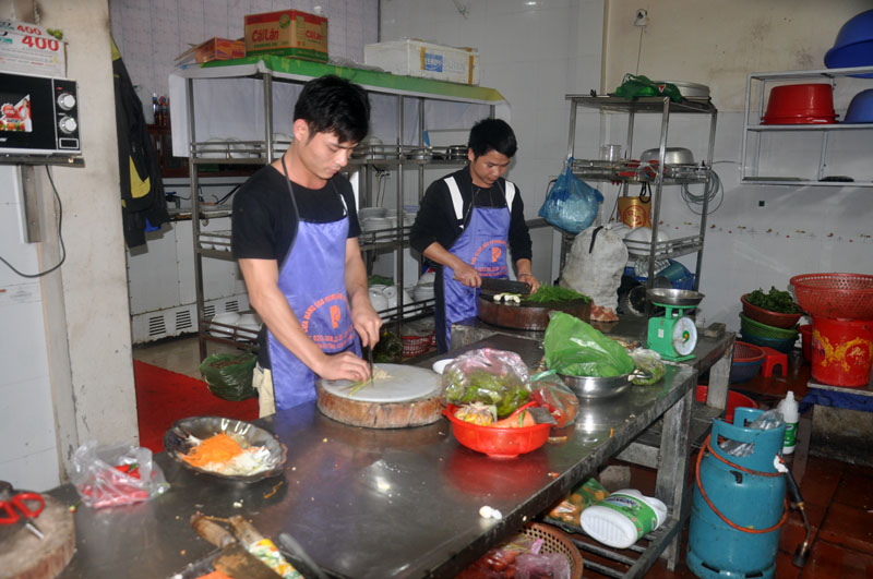 Do được đào tạo cơ bản, nên đội ngũ đầu bếp của nhà hàng Thanh Tâm đáp ứng tốt yêu cầu của người thuê lao động