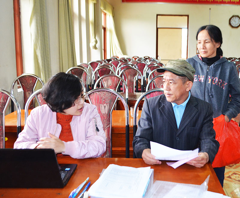 Cán bộ Văn phòng ĐKQSDĐ TX Đông Triều hướng dẫn người dân kê khai đăng ký quyền sử dụng đất