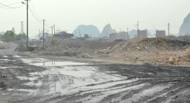 Con đường dẫn vào khu vực tập trung các lò vôi thủ công cạnh Khu công nghệ cao Quang Trung, phường Phương Nam lầy nhầy bùn đất do các loại xe vận tải hạng năng thường xuyên di chuyển