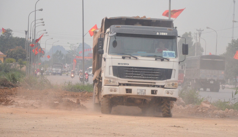 Mỗi khi trời hanh khô, các loại xe tải khi di chuyển thường tạo nên những đợt bụi mù mịt