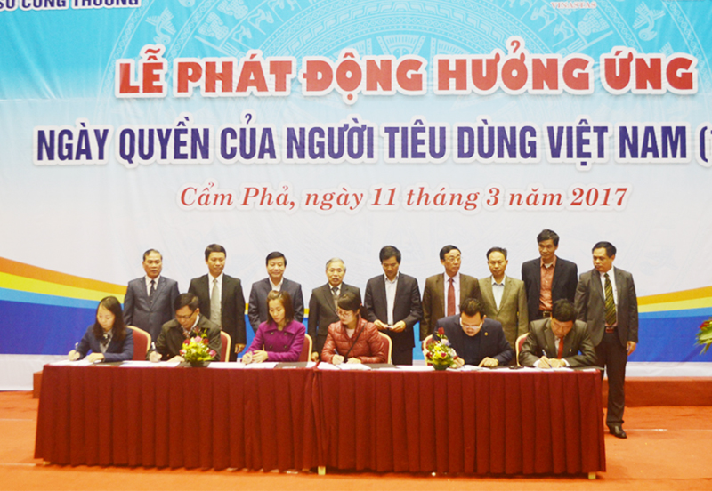 Doanh nghiệp ký cam kết sản xuất kinh doanh sản phẩm, dịch vụ, hàng hóa đảm bảo chất lượng tại lễ phát động hưởng ứng Ngày Quyền của người tiêu dùng Việt Nam (15/3/2017) được tổ chức tại TP Cẩm Phả.