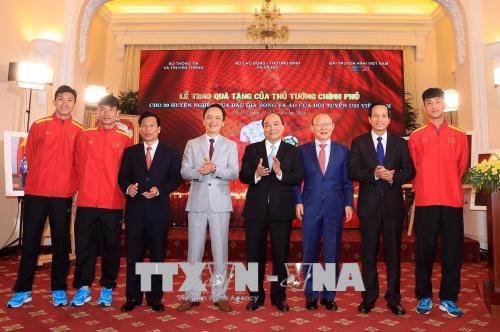 Thủ tướng Nguyễn Xuân Phúc, Huấn luyện viên Đội tuyển U23 Việt Nam Park Hang-seo, cầu thủ U23 Việt Nam và các đại biểu tại chương trình. Ảnh: Thống Nhất/TTXVN