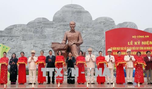Chủ tịch Quốc hội Nguyễn Thị Kim Ngân và các đại biểu cắt băng khánh thành Khu lưu niệm Sáu điều Bác Hồ dạy Công an nhân dân. Ảnh: Trọng Đức/TTXVN